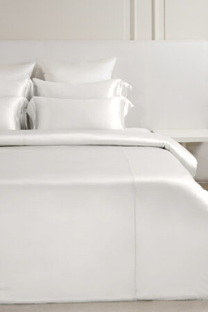 MANITO Classic Soft Light Bedding Set in pure white, highlighting the smooth, luxurious silk duvet and pillows.